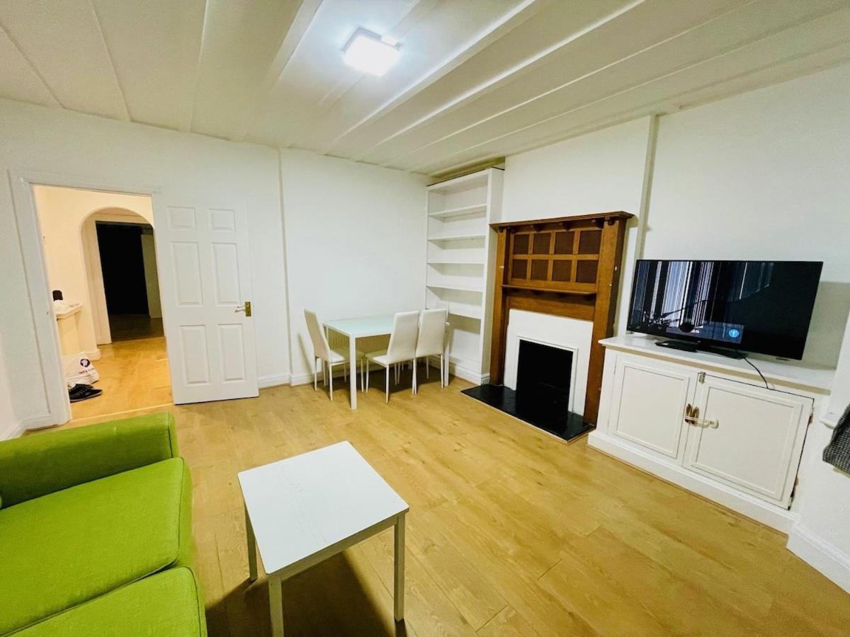 Holiday home Luxury 2 Bed House With Parking, 5 Min Walk To Station & Ldo