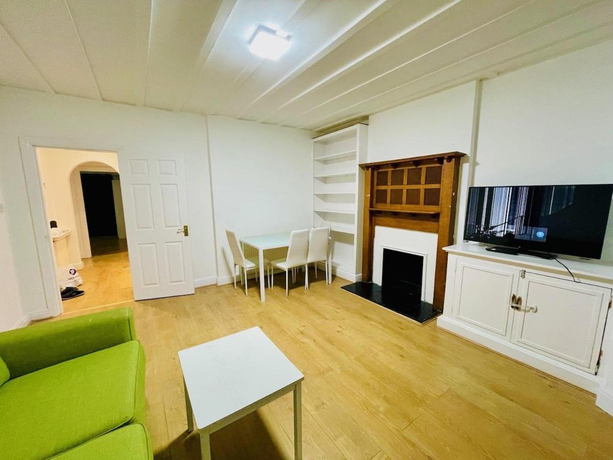 Holiday home Luxury 2 Bed House With Parking, 5 Min Walk To Station & Ldo *