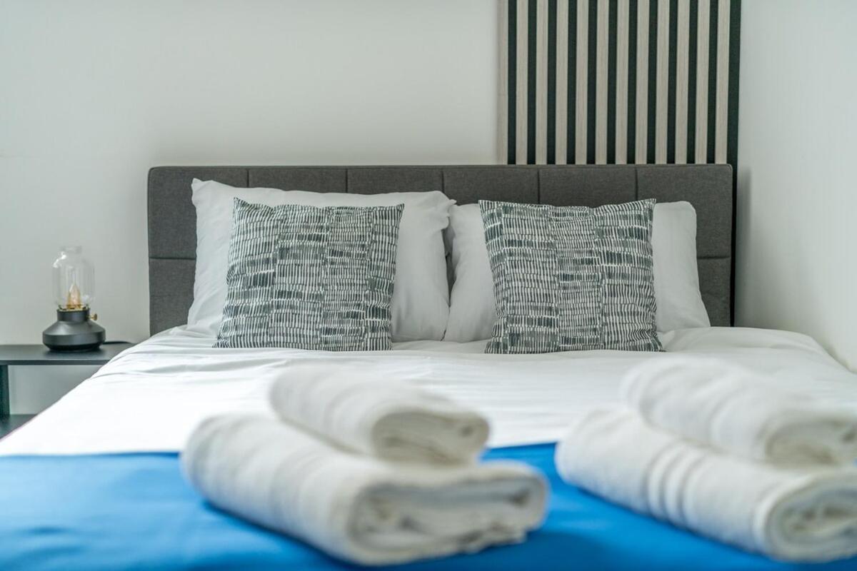 Harlesden, - Stylish Two-bedroom *
