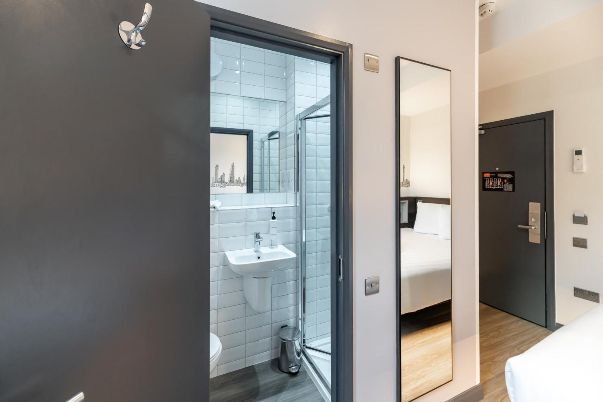 Easyhotel Victoria London