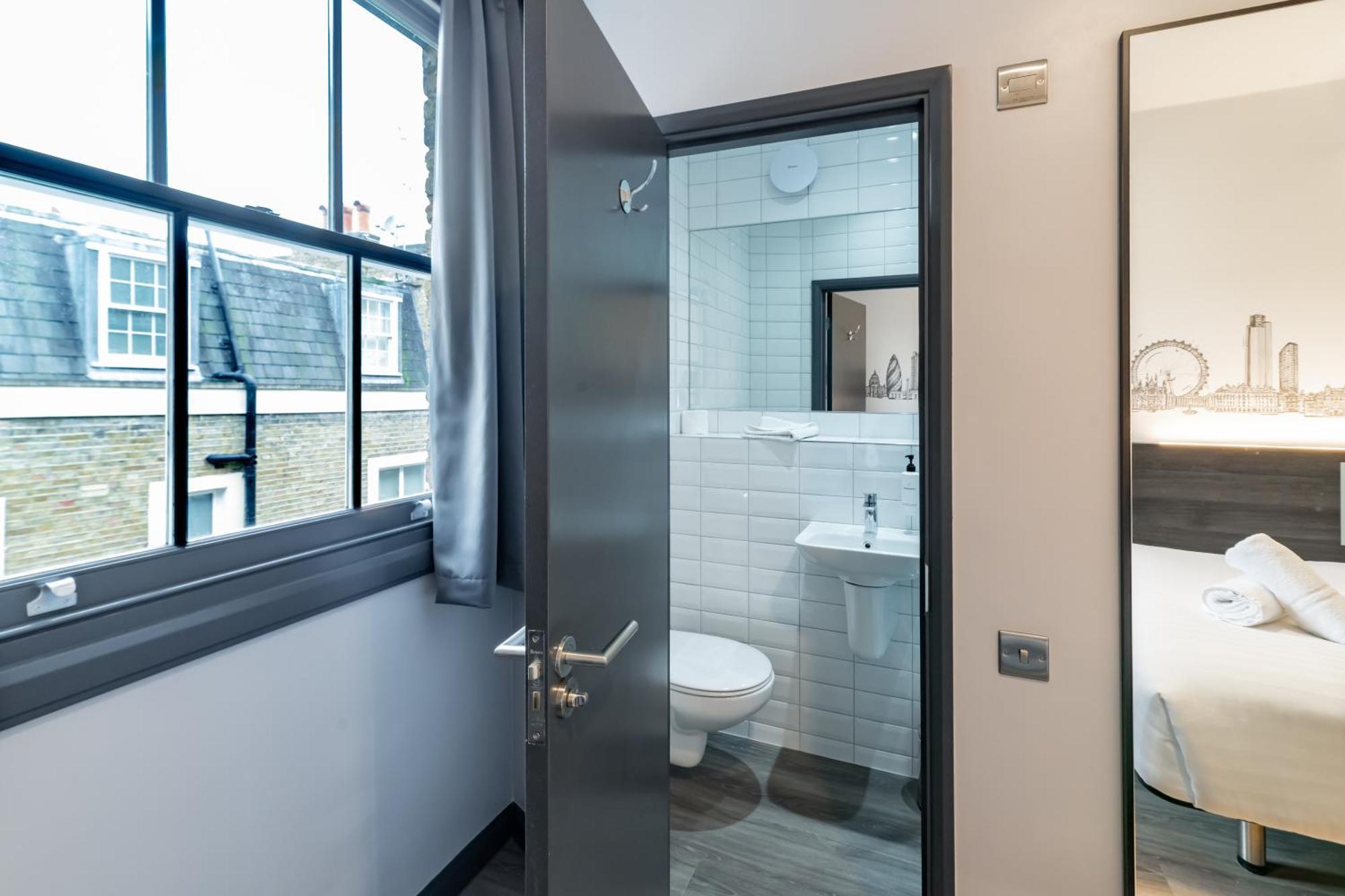 Easyhotel Victoria