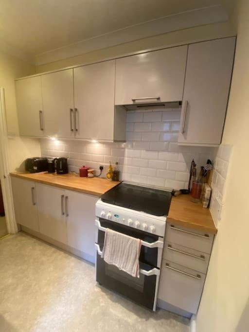 Dancer Road - Welcoming Flat With Outdoor Space * London