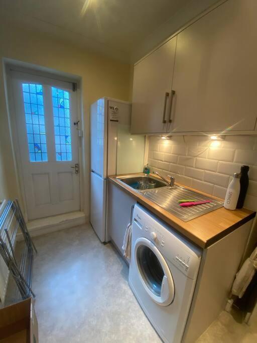 Dancer Road - Welcoming Flat With Outdoor Space
