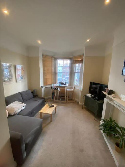 Dancer Road - Welcoming Flat With Outdoor Space Apartment London