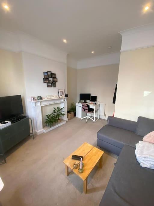 Apartment Dancer Road - Welcoming Flat With Outdoor Space London