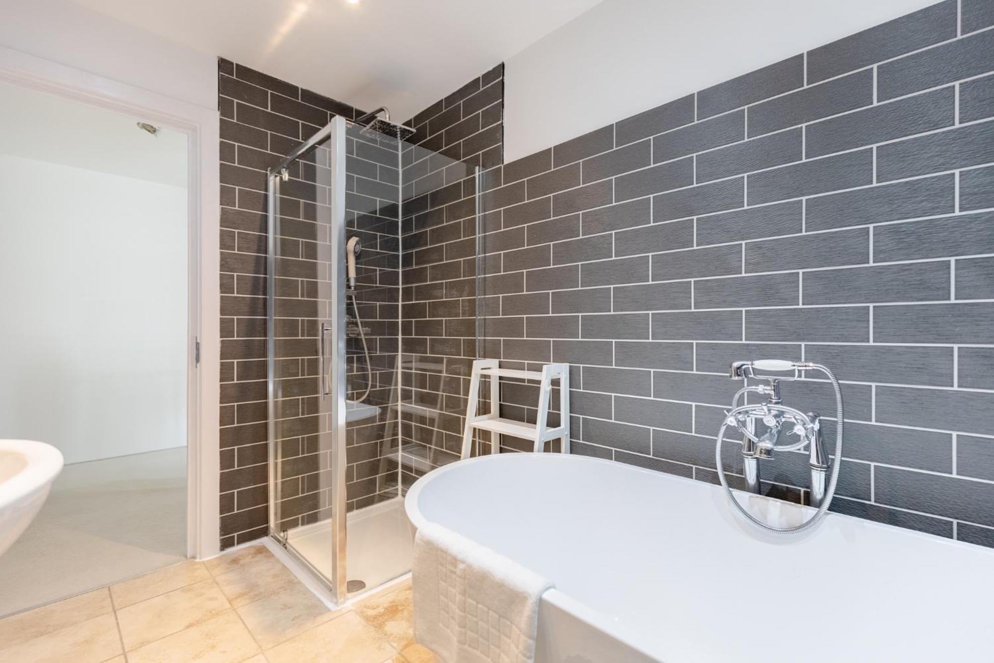Stunningly Spacious 4bd Clapham North Apartment