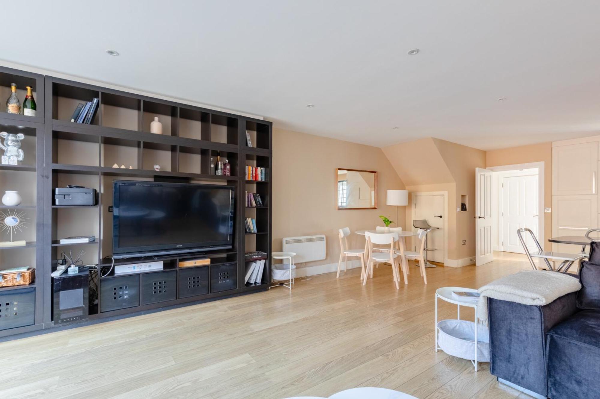 Stunningly Spacious 4bd Clapham North * London
