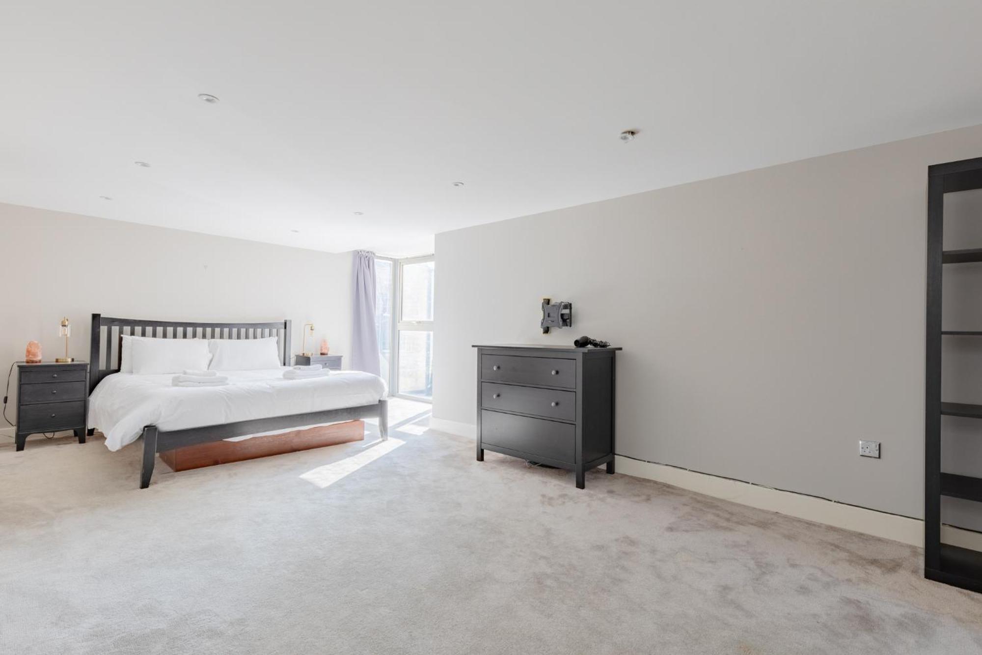 Stunningly Spacious 4bd Clapham North * London