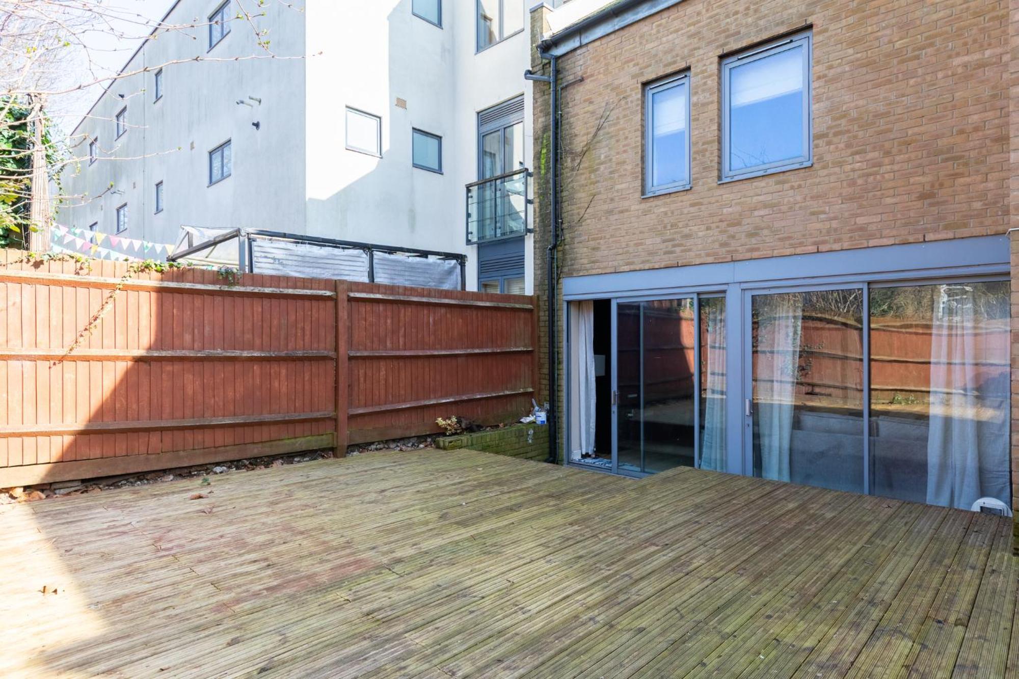 Stunningly Spacious 4bd Clapham North Apartment London