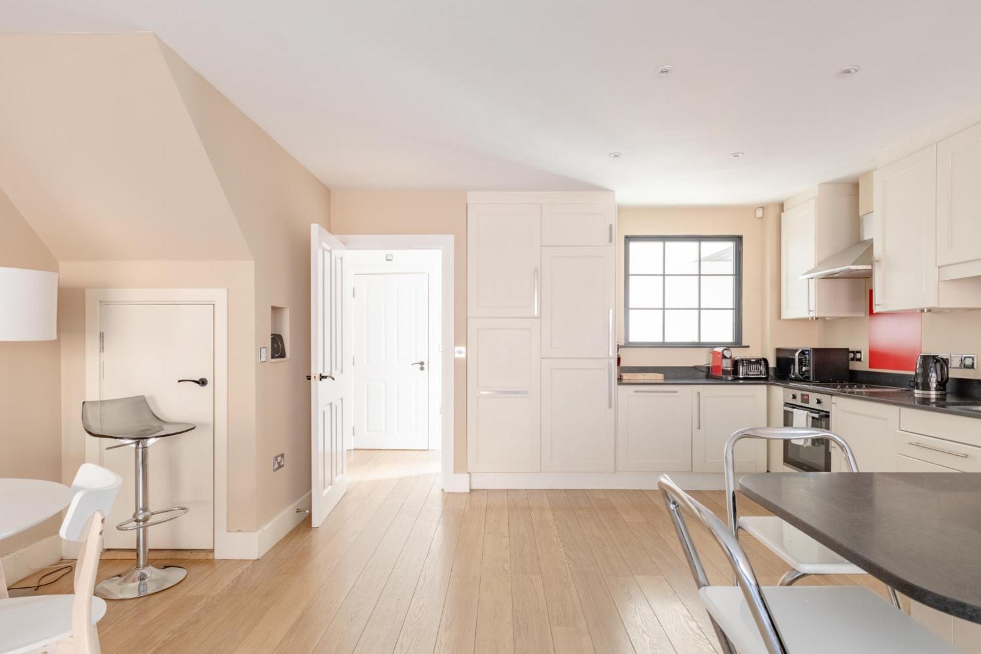 Stunningly Spacious 4bd Clapham North * London