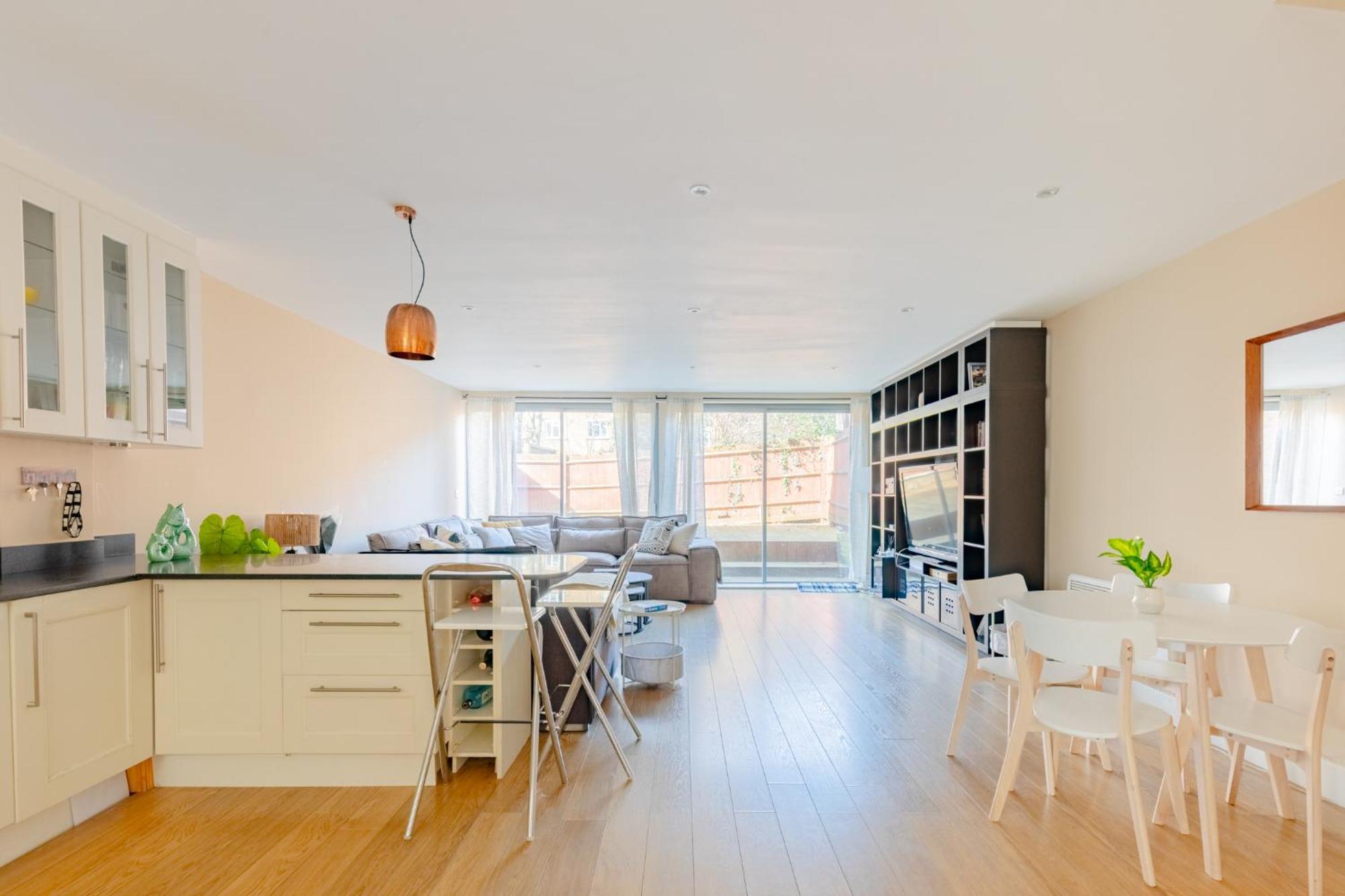 Stunningly Spacious 4bd Clapham North Apartment