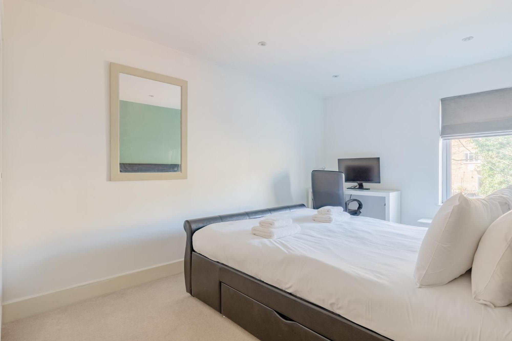 Stunningly Spacious 4bd Clapham North Apartment London