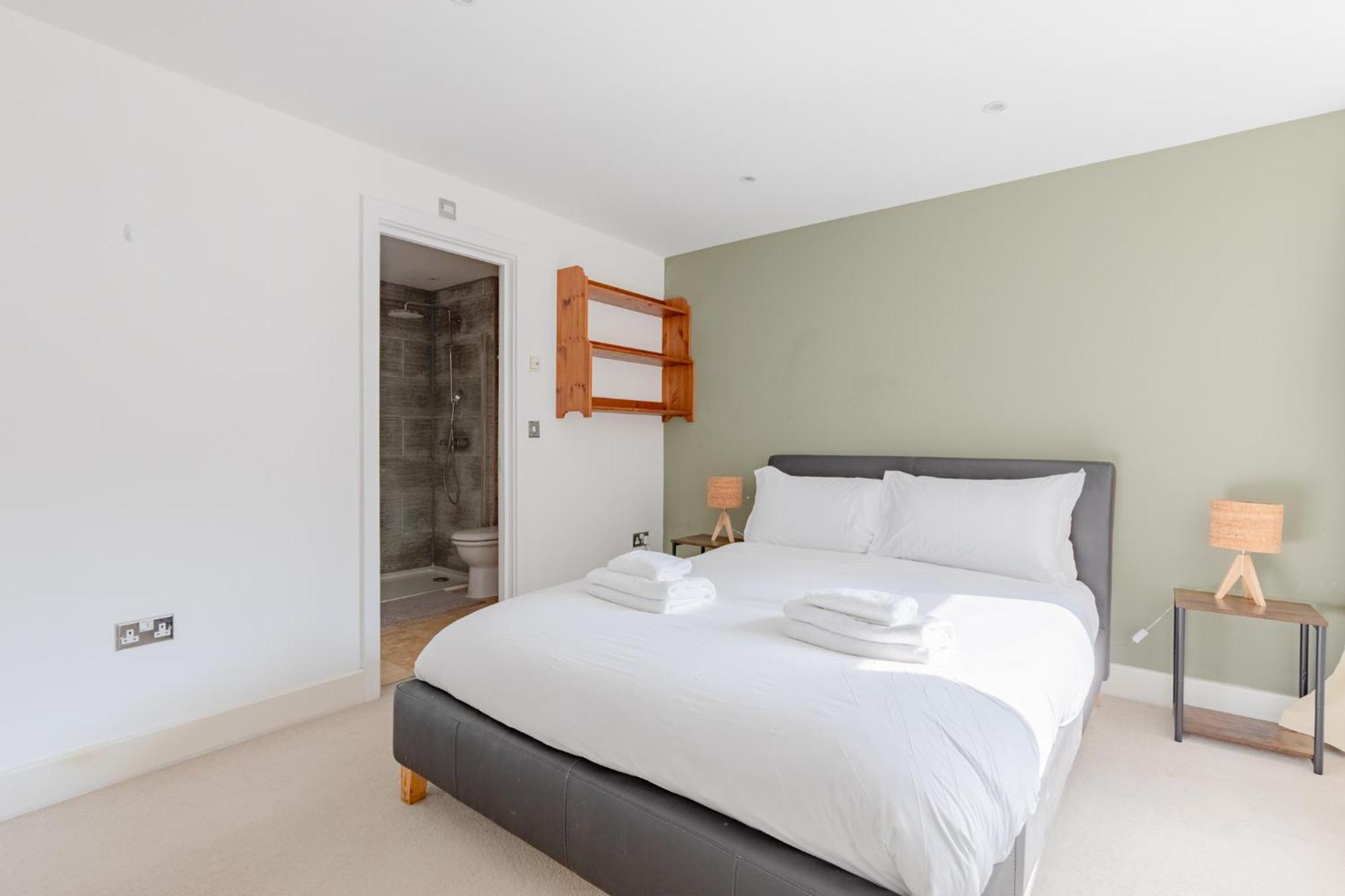 Stunningly Spacious 4bd Clapham North * London