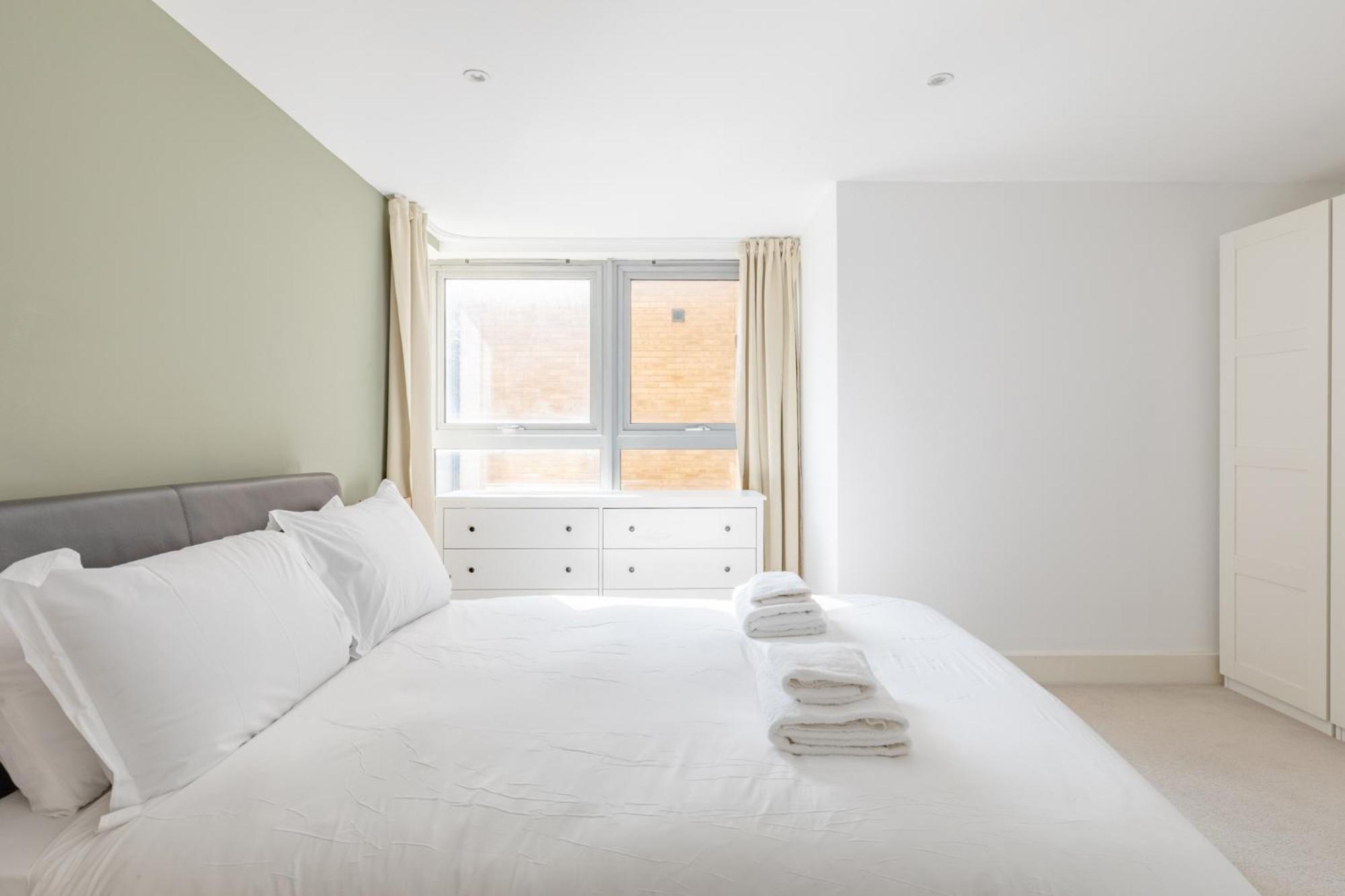 Stunningly Spacious 4bd Clapham North London
