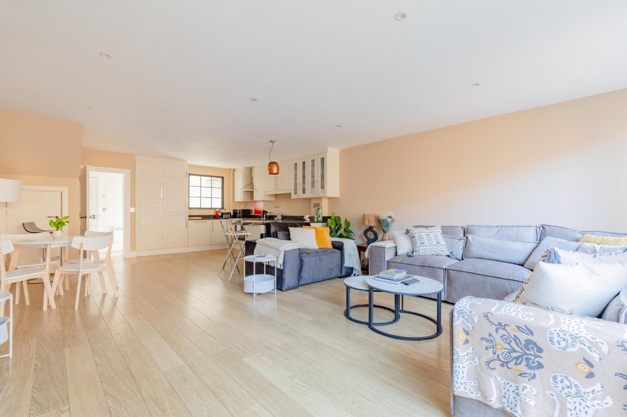 Stunningly Spacious 4bd Clapham North * London