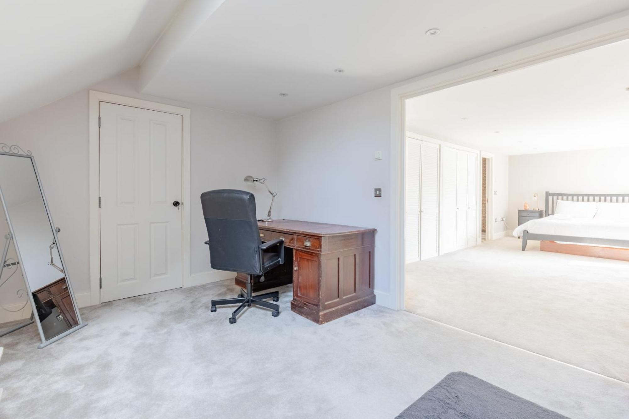 Stunningly Spacious 4bd Clapham North Apartment London