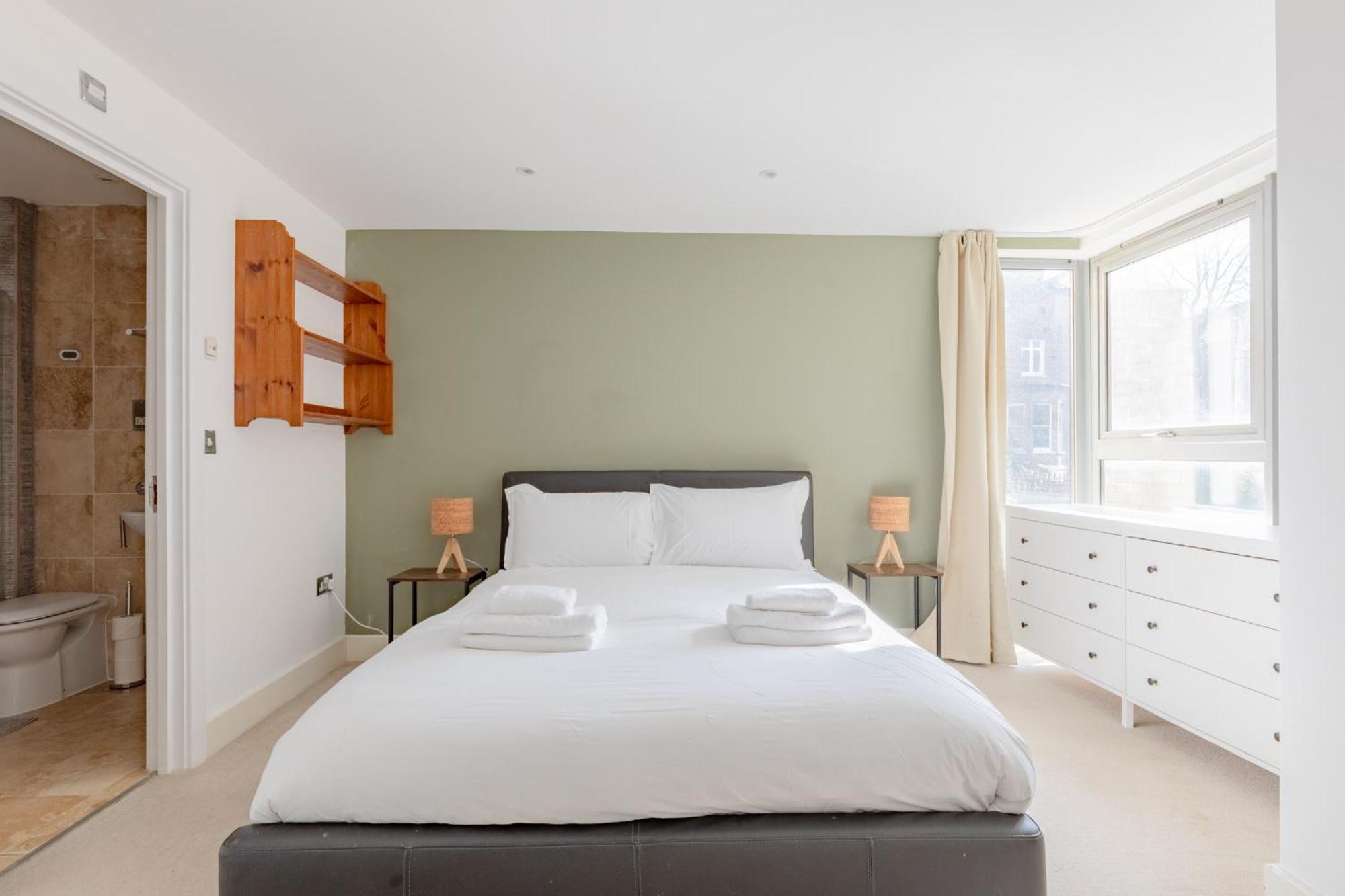 Stunningly Spacious 4bd Clapham North *