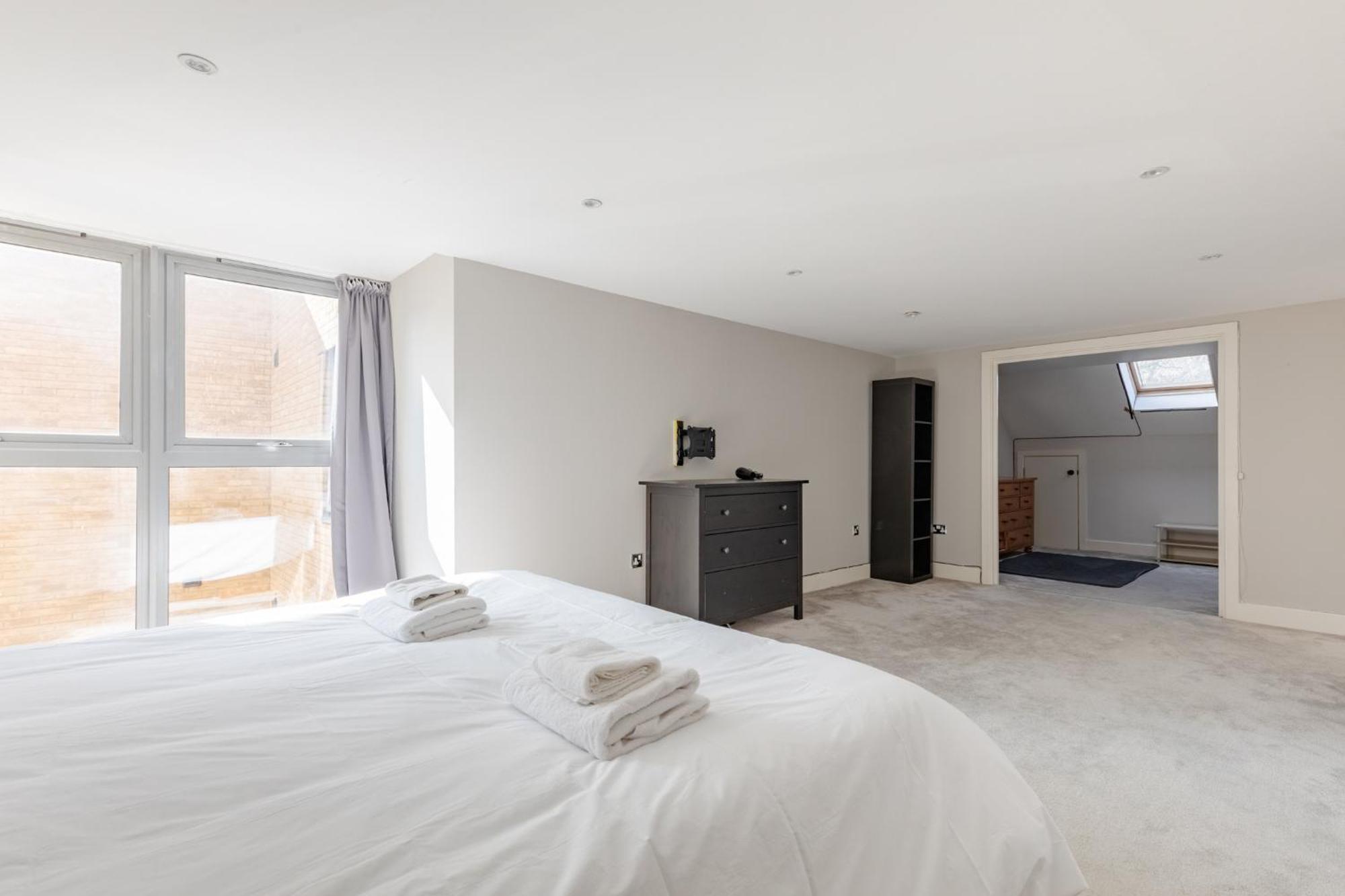 Stunningly Spacious 4bd Clapham North London