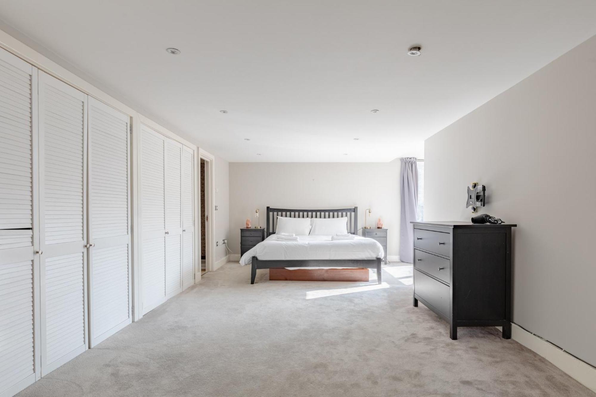 Stunningly Spacious 4bd Clapham North Apartment London