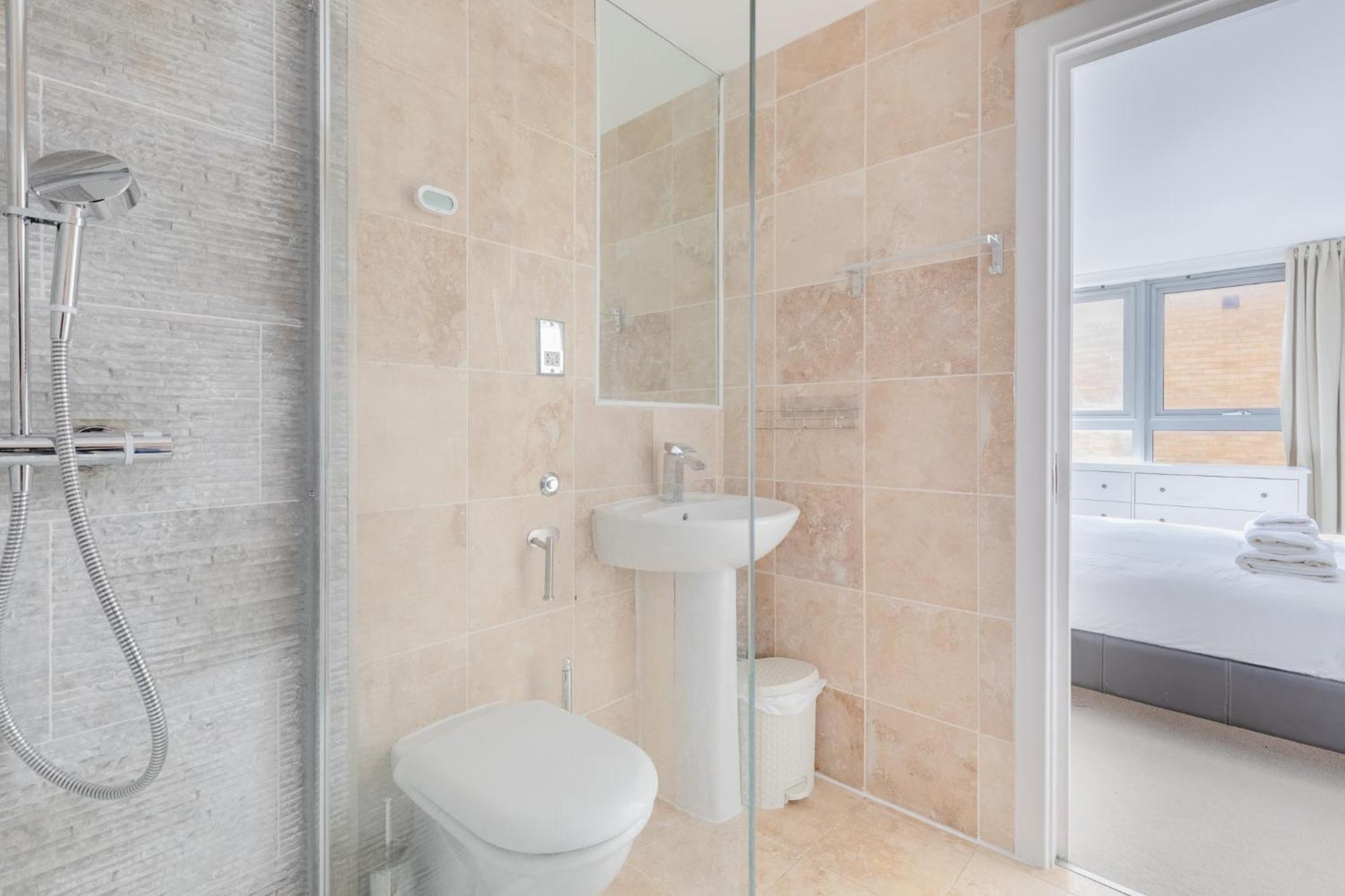 Stunningly Spacious 4bd Clapham North London