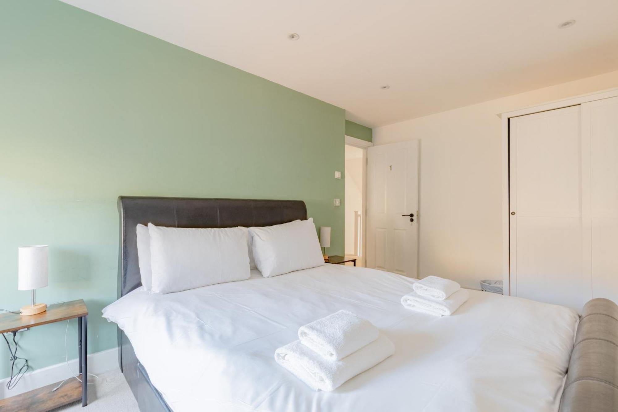 Stunningly Spacious 4bd Clapham North * London