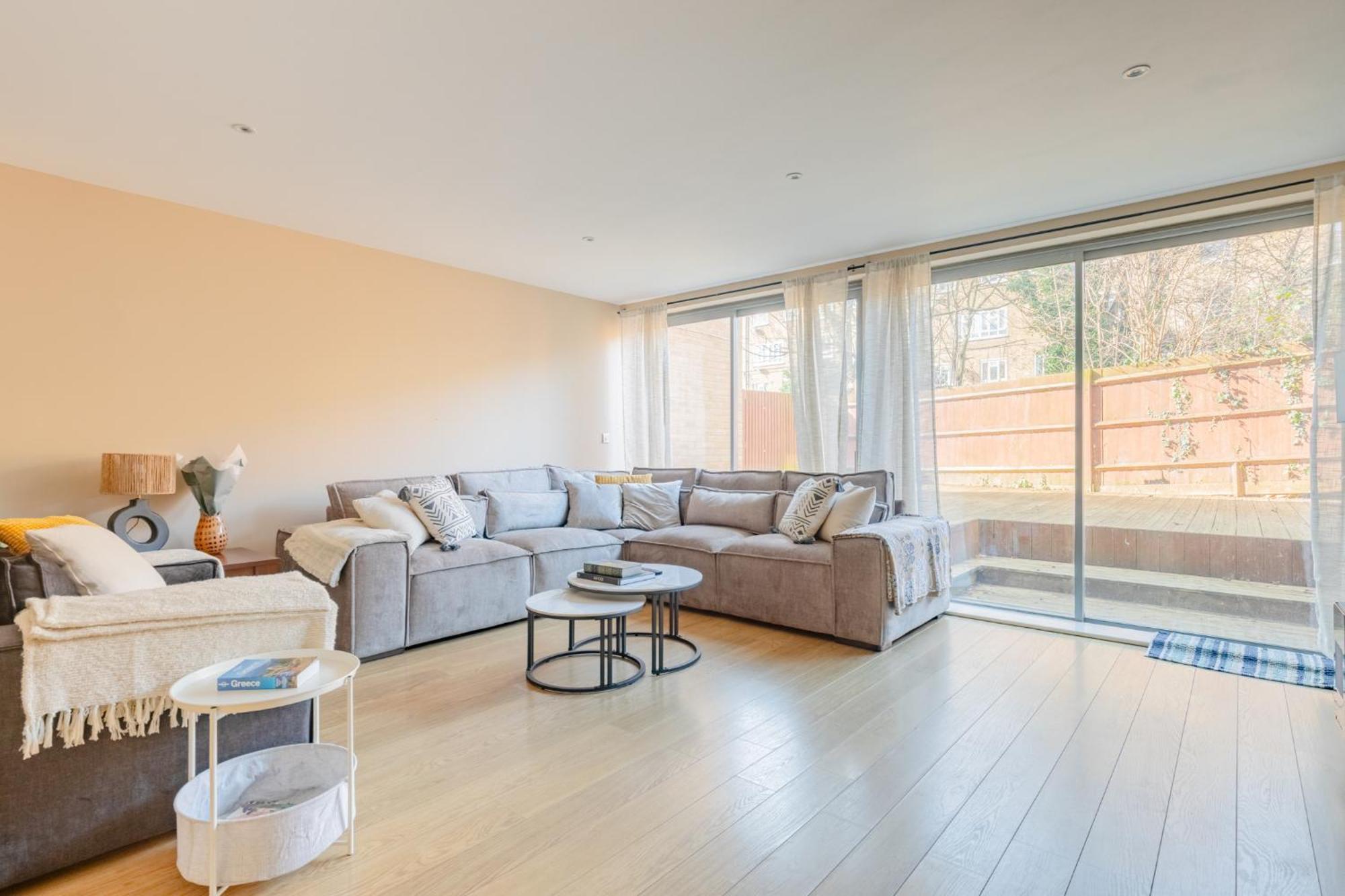 Stunningly Spacious 4bd Clapham North