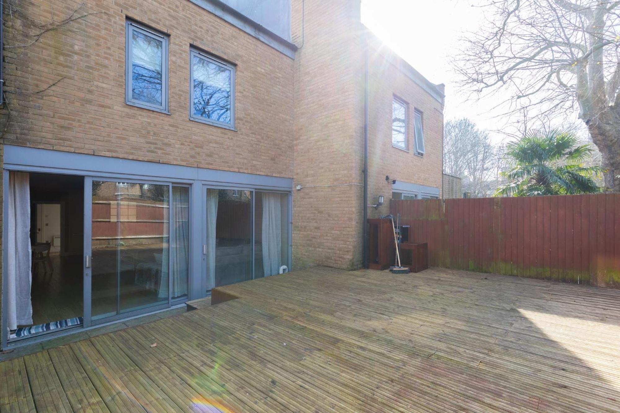 Stunningly Spacious 4bd Clapham North Apartment London