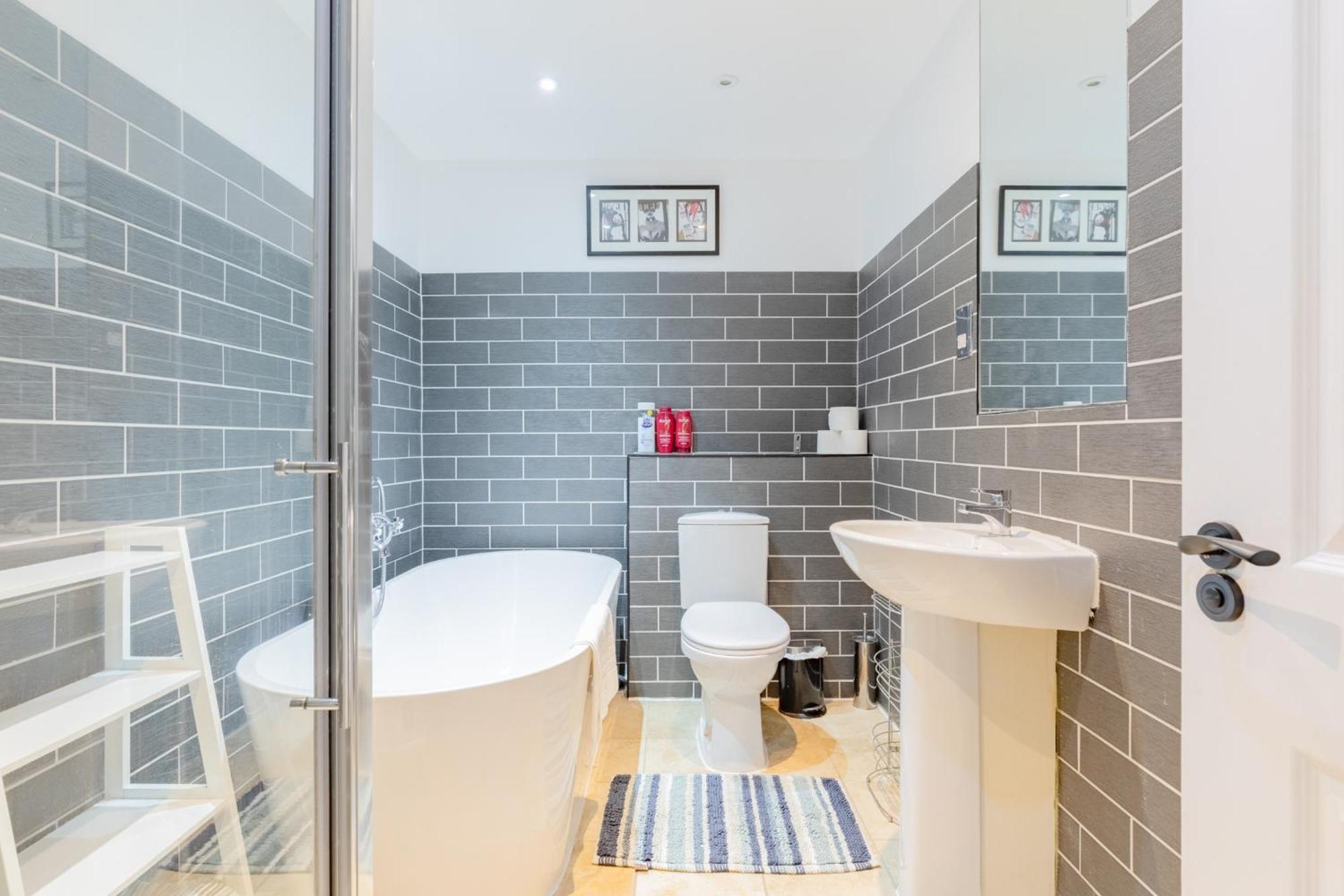 Stunningly Spacious 4bd Clapham North *