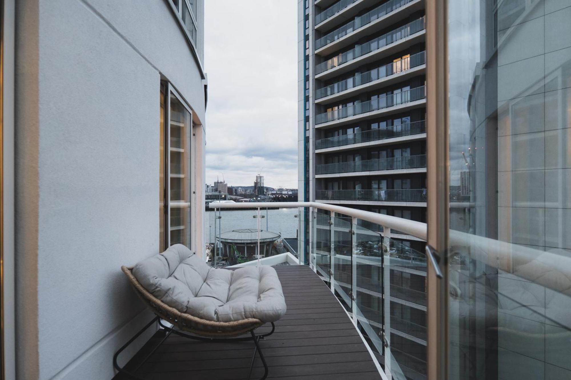 Luxury 2 Bedroom Penthouse With Thrilling Waterfront And Views, Canary Wharf *