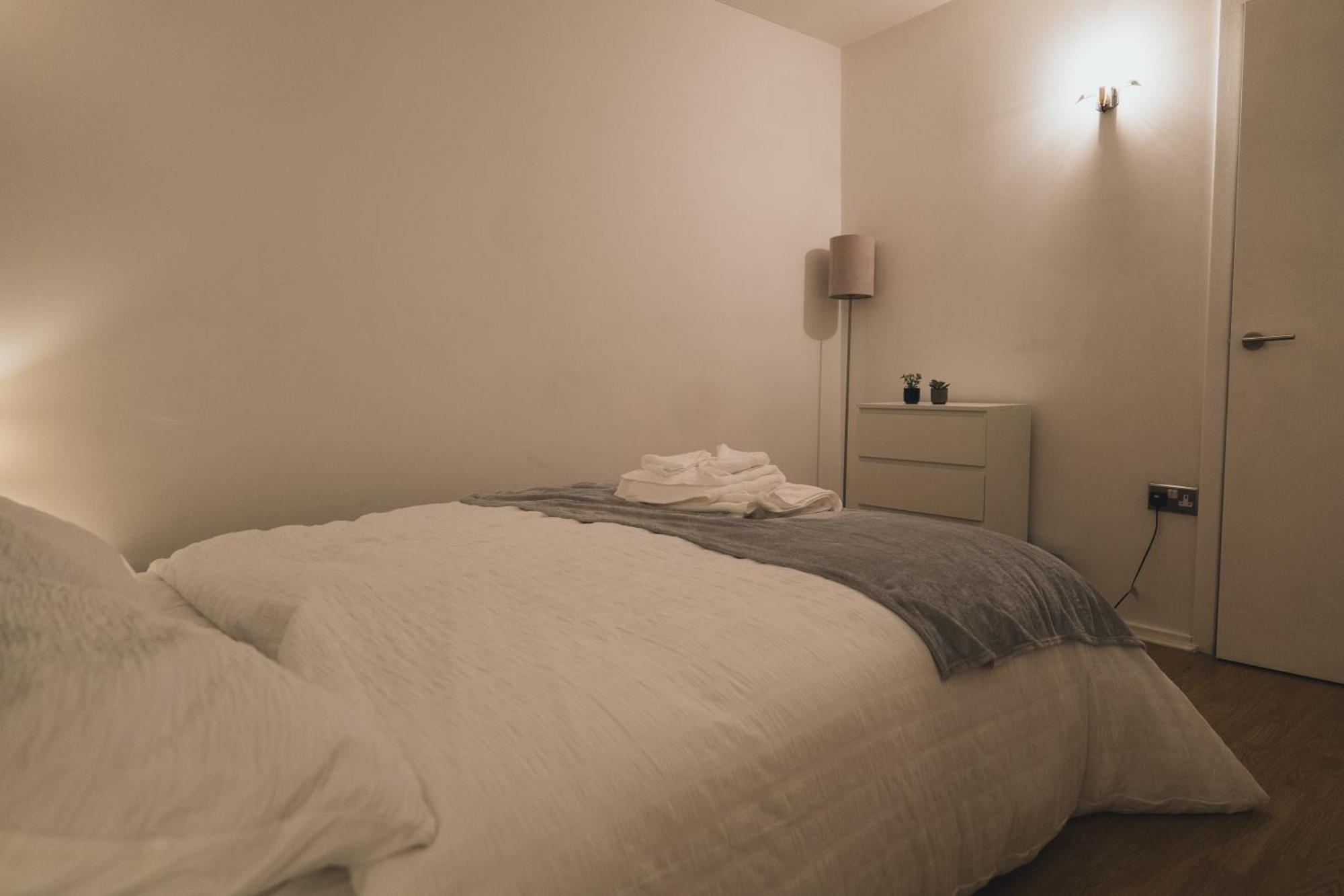 Luxury 2 Bedroom Penthouse With Thrilling Waterfront And Views, Canary Wharf Apartment