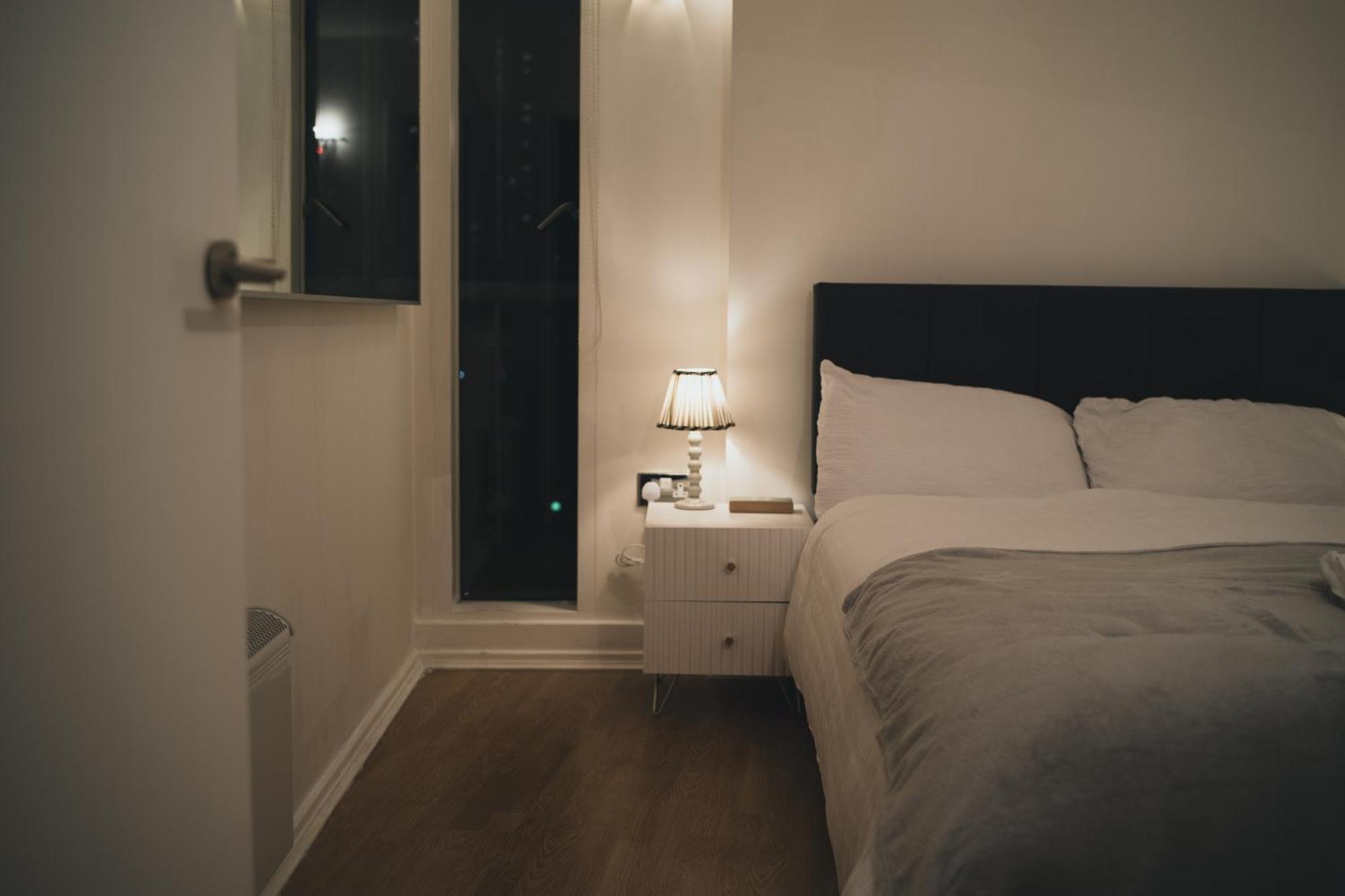 Apartment Luxury 2 Bedroom Penthouse With Thrilling Waterfront And Views, Canary Wharf *