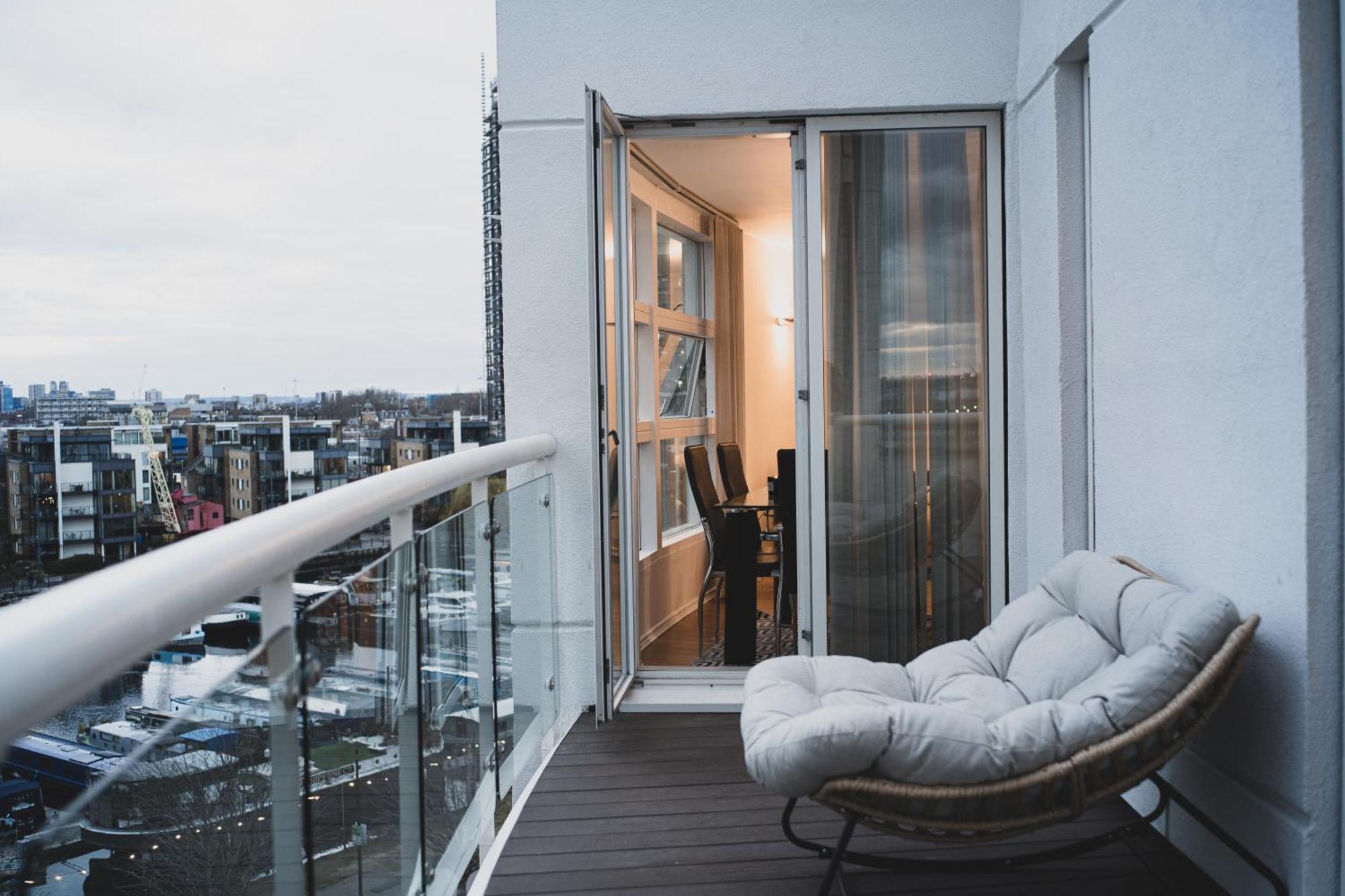 Luxury 2 Bedroom Penthouse With Thrilling Waterfront And Views, Canary Wharf Apartment *