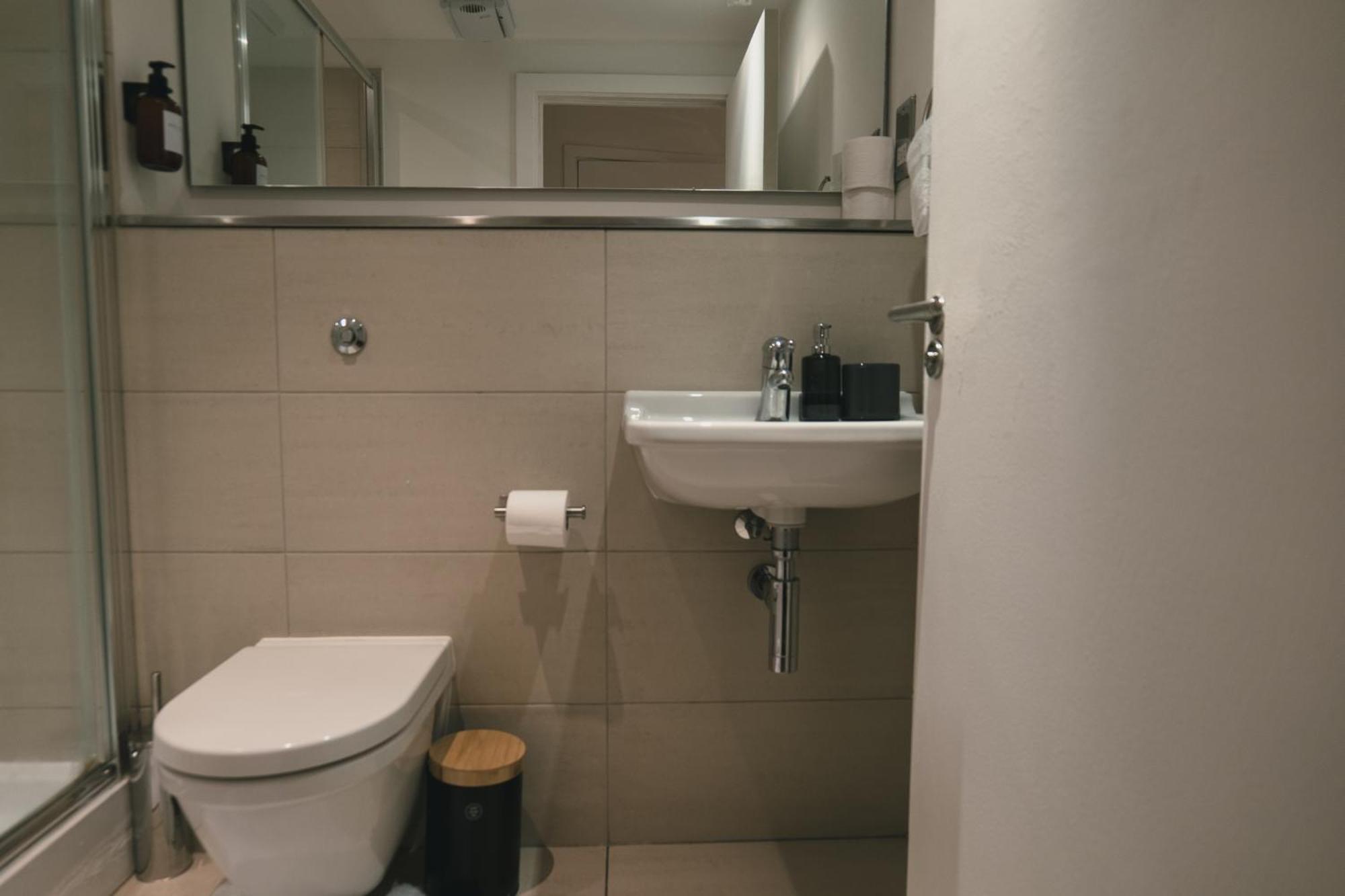 Luxury 2 Bedroom Penthouse With Thrilling Waterfront And Views, Canary Wharf Apartment London
