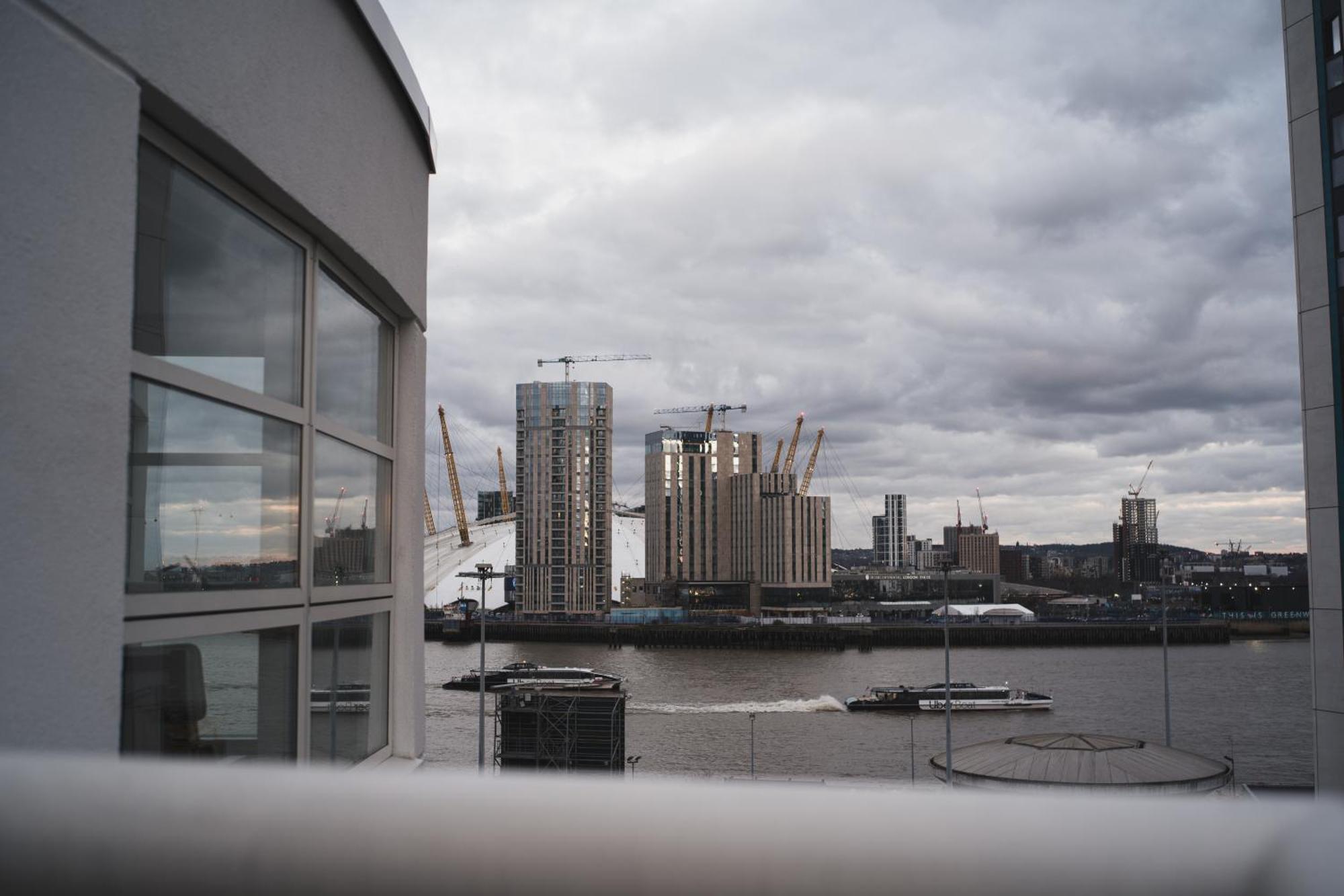 Luxury 2 Bedroom Penthouse With Thrilling Waterfront And Views, Canary Wharf Apartment