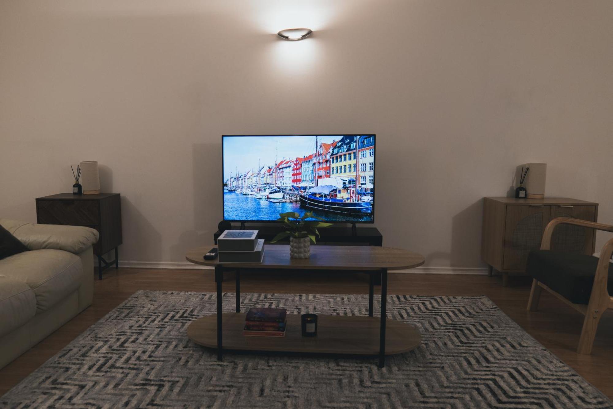 Luxury 2 Bedroom Penthouse With Thrilling Waterfront And Views, Canary Wharf Apartment