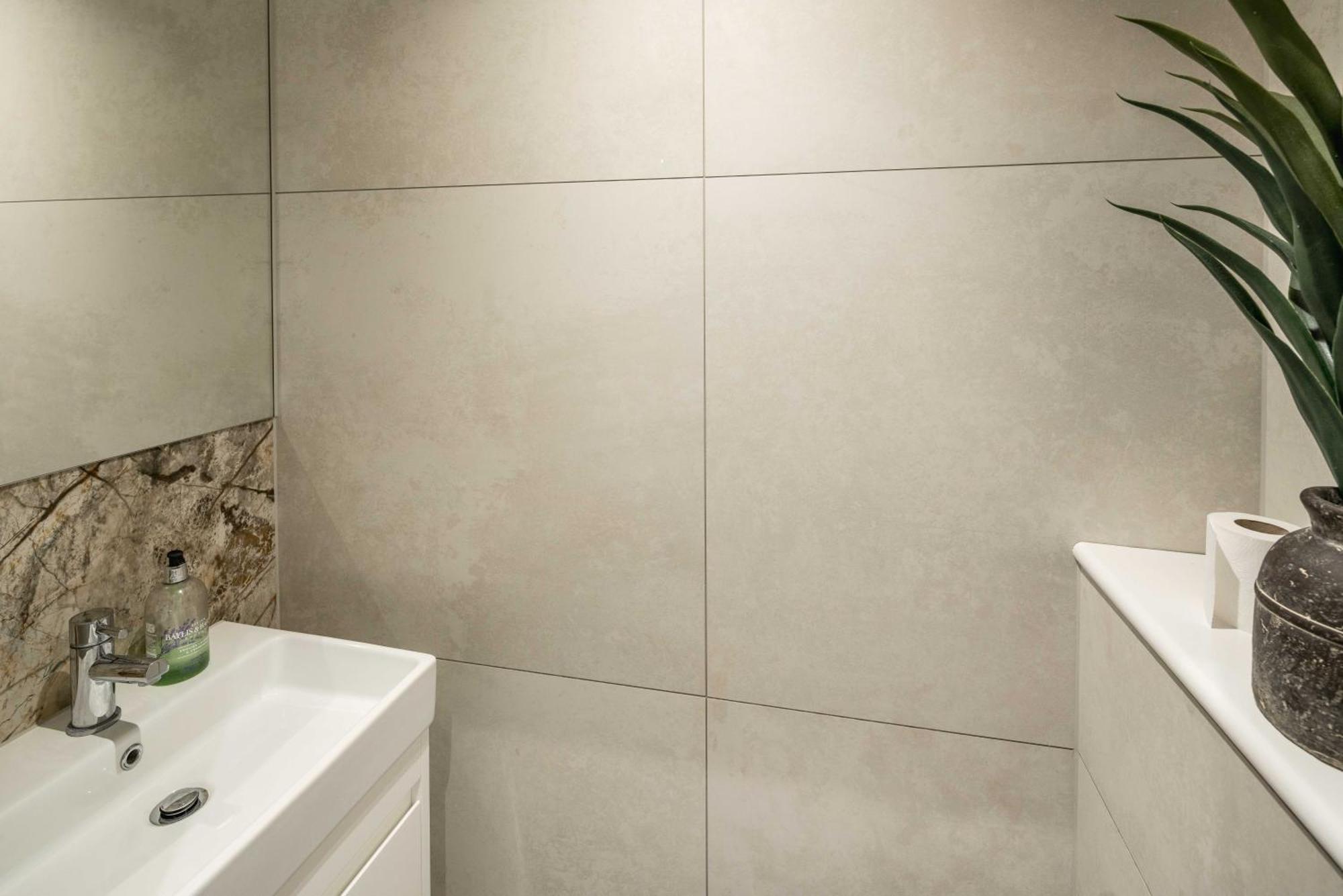 Brand New 1-bedroom In And Convenient Apartment *