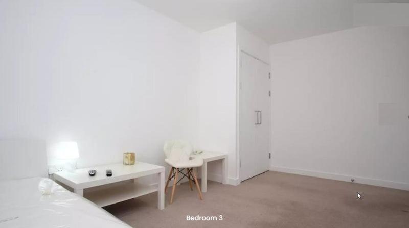 1 For Couples - 13x13ft Room, Balcony, Fast Wifi, Bills Included Homestay