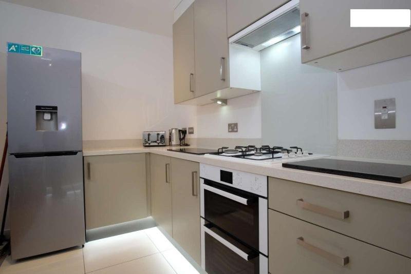 Homestay 1 For Couples - 13x13ft Room, Balcony, Fast Wifi, Bills Included London