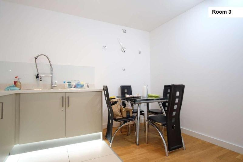 1 For Couples - 13x13ft Room, Balcony, Fast Wifi, Bills Included Homestay