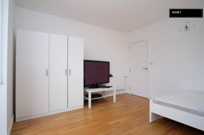 1 For Couples - 13x13ft Room, Balcony, Fast Wifi, Bills Included