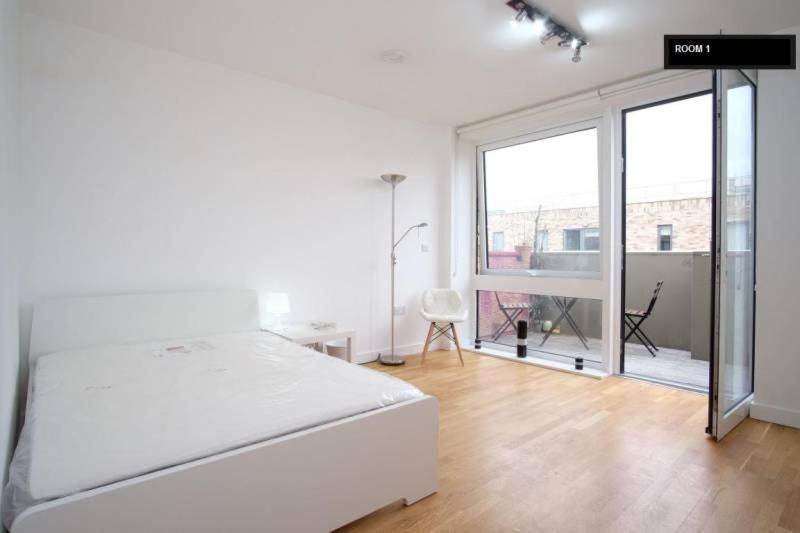 Homestay 1 For Couples - 13x13ft Room, Balcony, Fast Wifi, Bills Included *