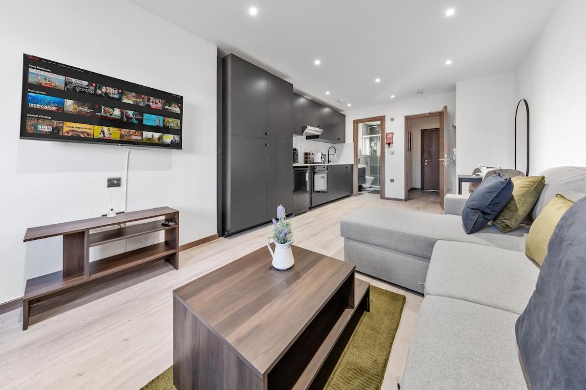 Modern - Golders - Near Station * London