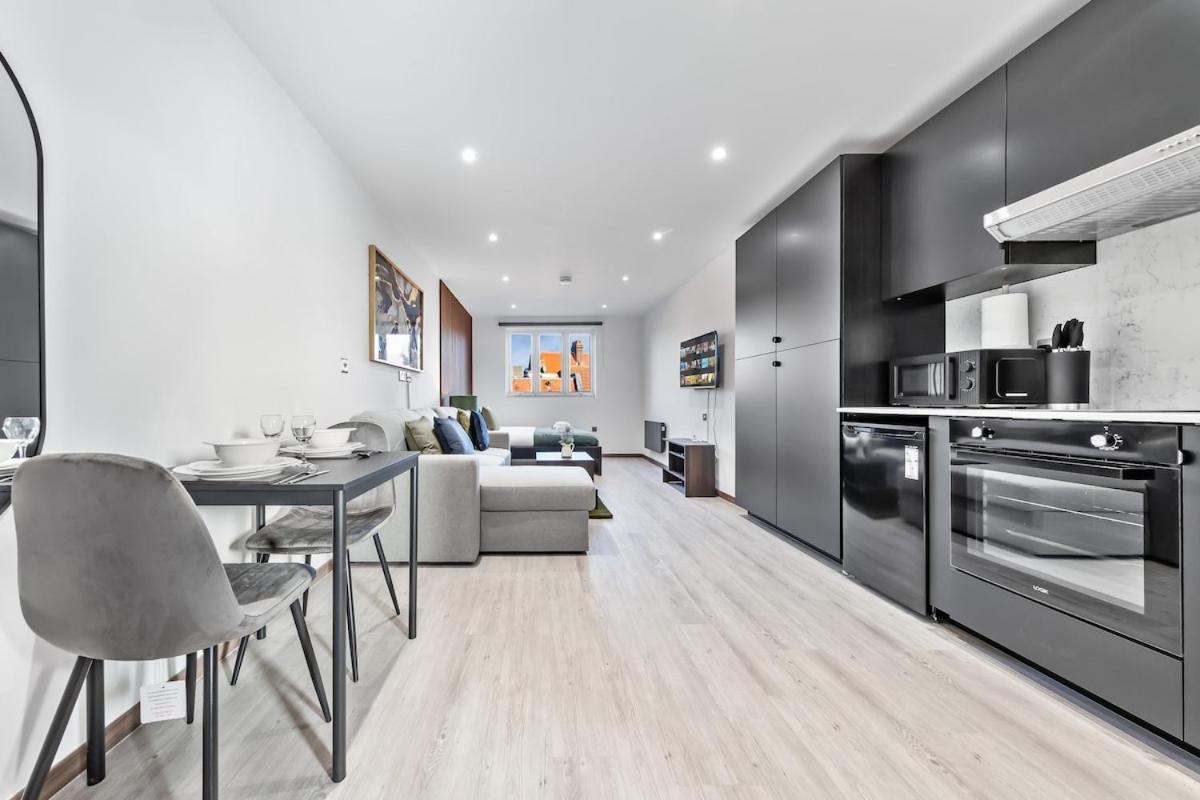 Modern - Golders - Near Station * London
