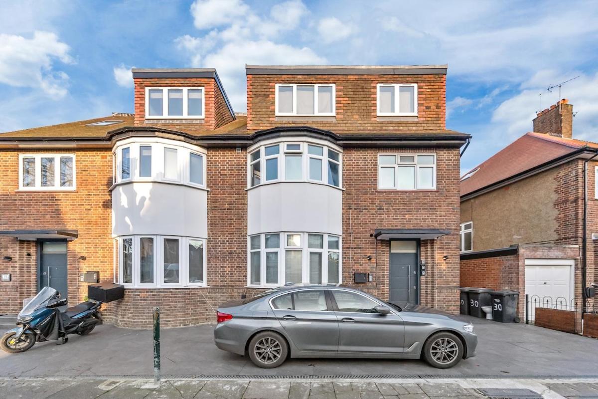 Modern - Golders - Near Station * London