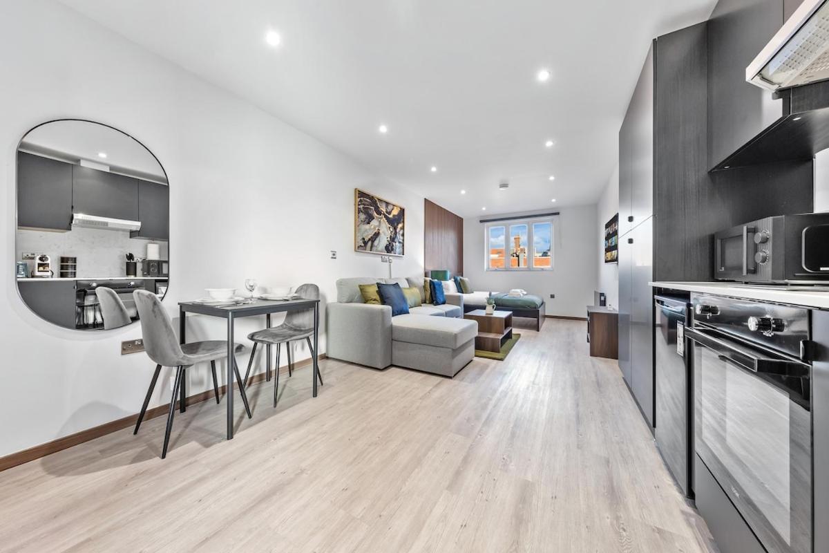 Modern - Golders - Near Station London