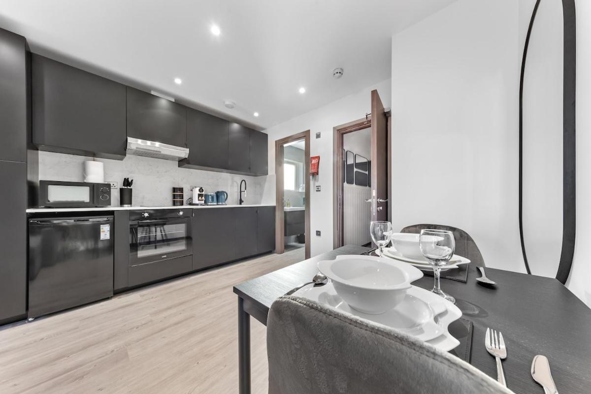 Modern - Golders - Near Station London