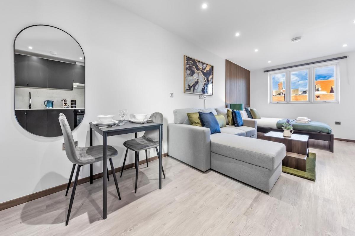 Modern - Golders - Near Station * London