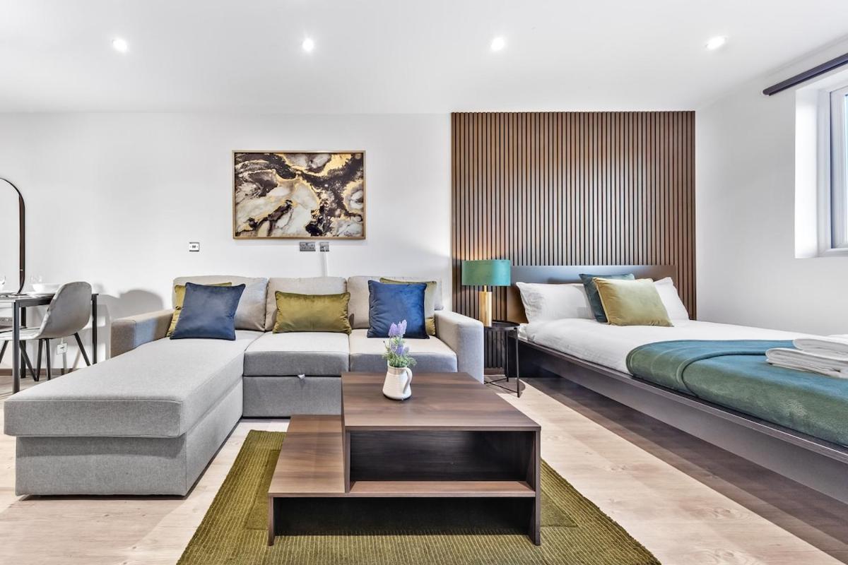 Modern - Golders - Near Station * London