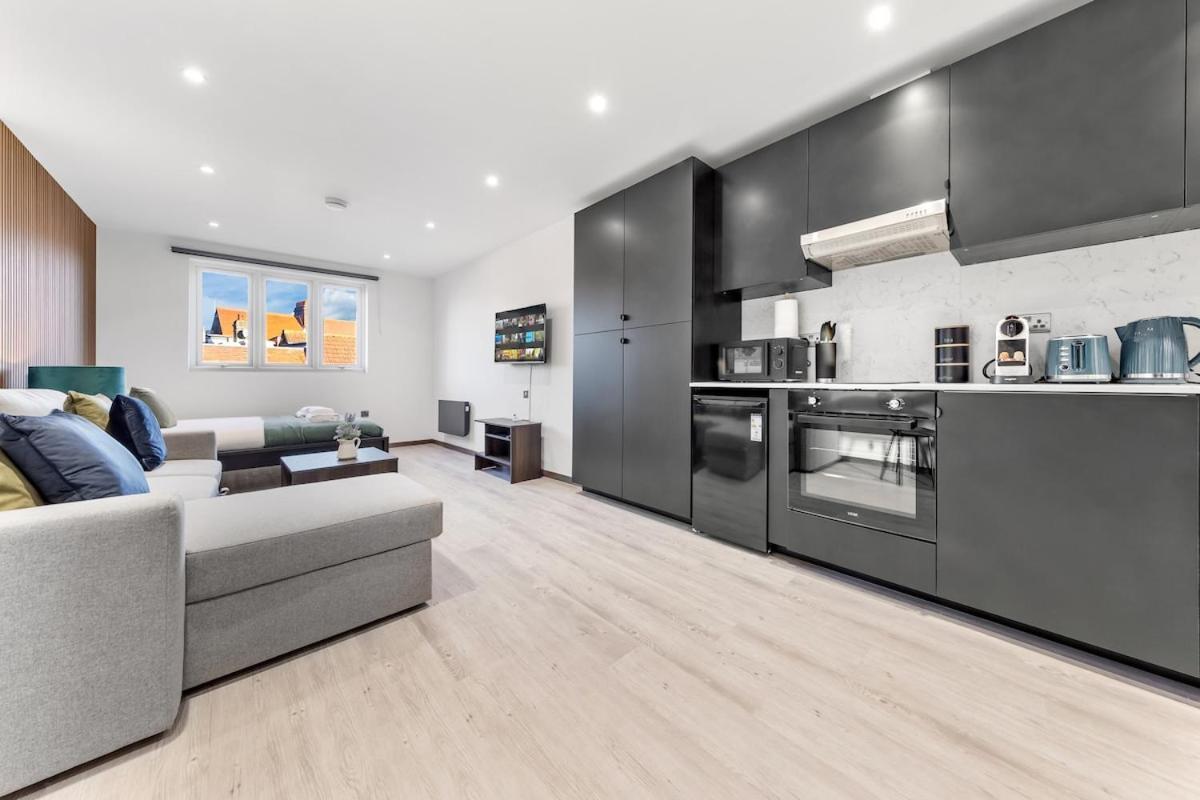 Modern - Golders - Near Station *