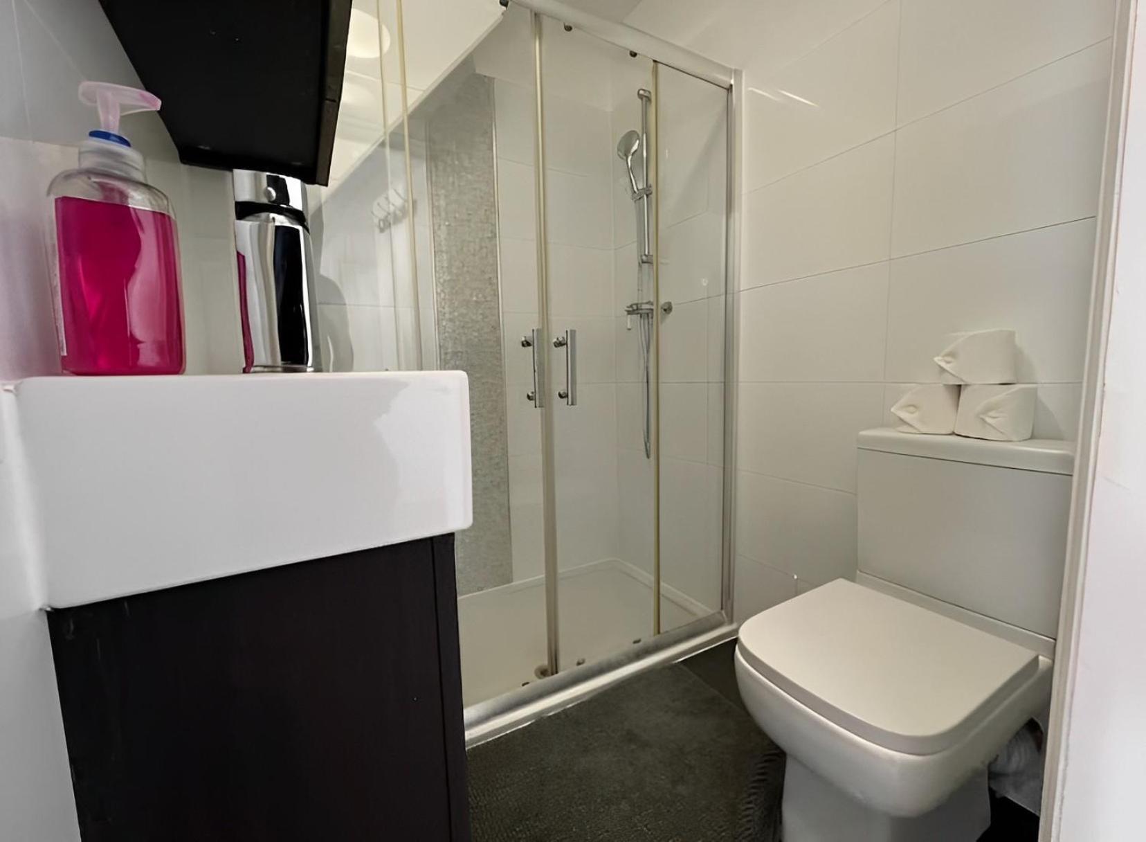 Apartment Compact Loftstudio For 4 People Shepherdsbush London Nearcentre *